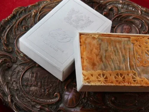 Une part de gâteau du mariage de Lady Diana mise aux enchères après...